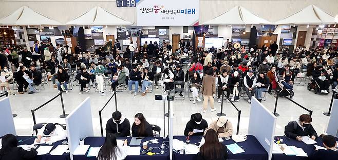 ▲&nbsp;올 3월6일 오전 인천 남동구 인천시청 중앙홀에서 열린 '천원주택(매입임대주택) 예비 입주자 신청 접수창구'에 방문한 시민들이 천원주택 입주를 신청하고 있다. /인천일보 DB