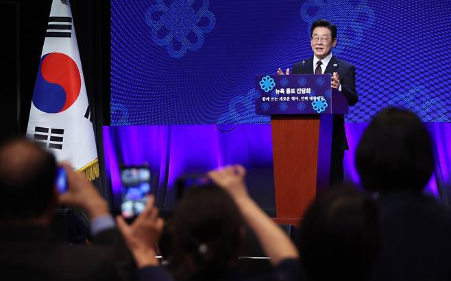 ▲ 유엔총회 참석차 미국을 방문한 이재명 대통령이 22일(현지시간) 뉴욕의 한 호텔에서 열린 동포간담회에서 인사말을 하고 있다. /연합뉴스