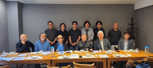 오는 25~28일 인도 뉴델리에서 열리는 ‘아트 아시아 델리 2025’(AAD 2025)의 특별전 ‘광주 현대미술’에 참여하는 작가들이 기획을 맡은 윤범모 광주비엔날레 대표이사, 김허경 G.MAP 센터장과 기념촬영을 했다.