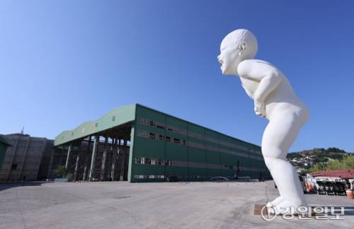 선박부품 제조공장이 문화예술의 허브공간으로 재창조되고 있는 삼척항 인근 폐공장 전경.