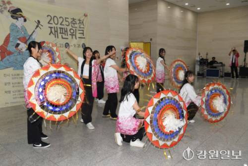 2025춘천 JAPAN WEEK 전시가 23일 국립 춘천박물관 열린전시실에서 현준태 춘천시 부시장, 권은석 춘천문화원장, 이수경 국립춘천박물관장, 안광수 춘천예총회장, 박용수 춘천박물관회 회장, 나유경 춘천시의원, 미즈시마 고이치 일본대사, 조영준 도 국제관계대사 등이 참석한 가운데 열렸다. 강원도와 자매결연을 멪고 있는 일본 톳토리현 고교생들이 우산춤으로 개막공연을 선보이고 있다.김남덕기자
