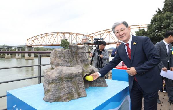 오태완 의령군수가 솥바위 모형타임캡슐에 소원지를 넣고 있는 모습.