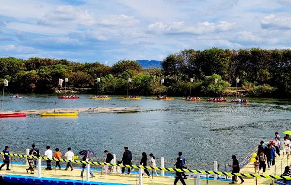 의령군 정암리 솥바위에서 출발하는 리치 뱃길 투어.