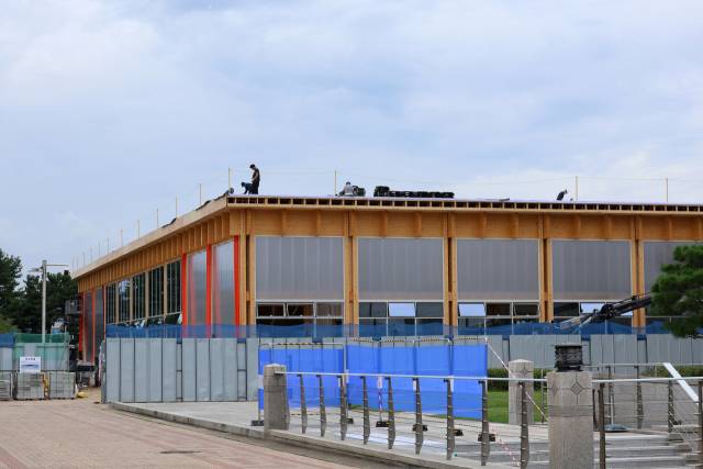 작업자들이 15일 경북 국립경주박물관에서 아시아태평양경제협력체(APEC) 정상회의 만찬장 공사를 하고 있다. 연합뉴스