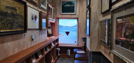 거제시 하청면에 지난달 문을 연 '해조음(海潮音) 미술관'의 내부 모습.