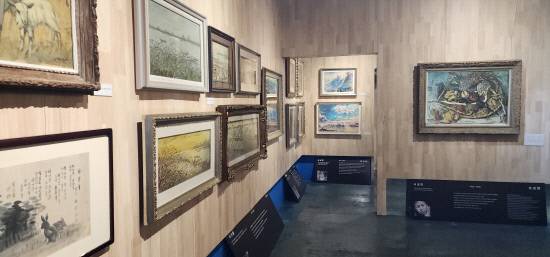 거제시 하청면에 지난달 문을 연 '해조음(海潮音) 미술관'의 내부 모습.