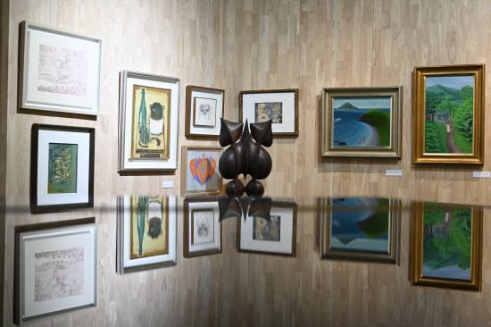 거제시 하청면에 지난달 문을 연 '해조음(海潮音) 미술관'의 내부 모습.