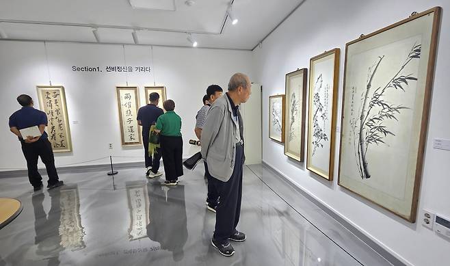 28일까지 군립청송야송미술관에서 열리고 있는 ‘힙한 선비, 예술을 품다’ 일반 기획 세 번째 순회전 모습. /독자 제공