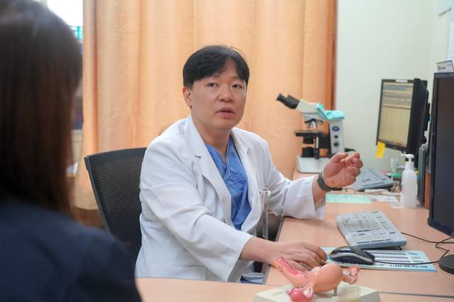 자궁근종은 가장 흔한 양성 종양으로, 완경 등 여성 호르몬의 변화가 생기는 40대의 비중이 높다. 양산부산대병원 김휘곤 산부인과 교수는 “완경 이후에는 대체로 크기가 줄어들지만 가족력이나 비만, 식습관 같은 요인들이 발병 위험을 높인다”고 설명했다. 양산부산대병원 제공