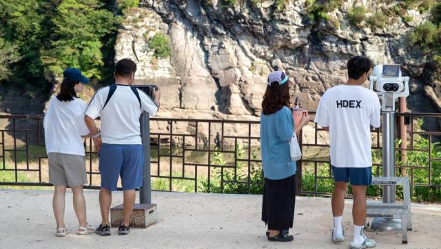 울산 울주군 대곡리 반구대 암각화 전망대에서 시민들이 망원경으로 세계유산에 등재된 반구대 암각화를 보고 있다. 울산시 제공