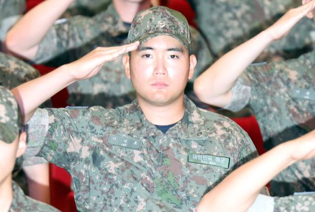 이재용 삼성전자 회장의 장남 이지호 씨가 23일 오전 경남 창원시 진해구 해군사관학교 웅포 강당에서 열린 '제139기 해군 사관후보생 입교식'에서 힘차게 경례하고 있다. 이씨를 포함한 139기는 지난 15일 입영해 보급품 수령, 신체검사 등 1주일간 가입교 기간을 거쳤고, 11주간의 훈련 기간을 포함해 총 39개월 군 생활을 한다. 연합뉴스