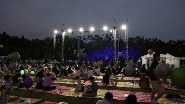 김해 모산공원에서 열리는 ‘김해가야금축제’ 파크콘서트 현장 모습./김해문화관광재단/