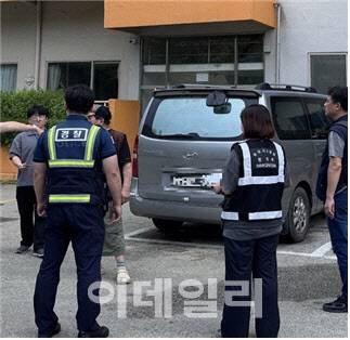 단속 현장에서 대포차에 대해 운행정지명령을 내리고 있다. (사진=법무부)