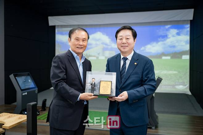 김영찬 유원골프재단 이사장(왼쪽)이 22일 충남대학교 스포츠콤플렉스에서 열린 유원골프아카데미 17호점 제막식에서 김정겸 충남대학교 총장에게 감사패를 전달받고 있다. (사진=유원골프재단)