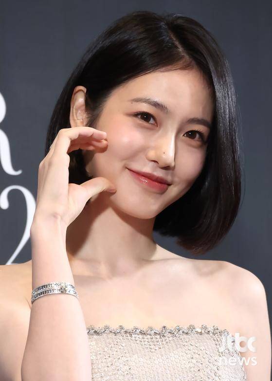 배우 신예은이 18일 오후 부산 해운대구 중동 파라다이스호텔에서 열린 마리끌레르 어워즈에 참석해 포토타임을 갖고 있다. 부산=박세완 엔터뉴스팀 기자 park.sewan@jtbc.co.kr