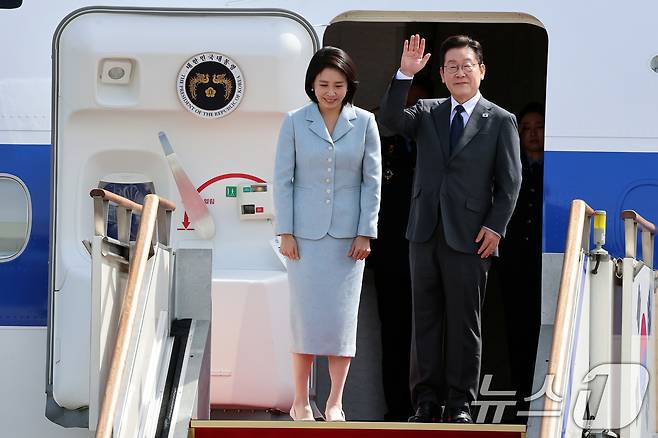 이재명 대통령과 부인 김혜경 여사가 미국 뉴욕에서 열리는 제80차 유엔총회 참석을 위해 22일 오전 경기도 성남 서울공항을 통해 출국하며 인사를 하고 있다. 2025.9.22/뉴스1 ⓒ News1 황기선 기자