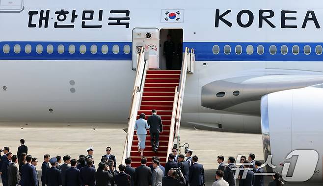 이재명 대통령과 부인 김혜경 여사가 미국 뉴욕에서 열리는 제80차 유엔총회 참석을 위해 22일 오전 경기도 성남 서울공항을 통해 출국하고 있다. 2025.9.22/뉴스1 ⓒ News1 황기선 기자