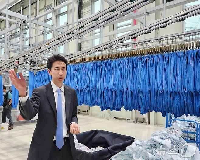 지난 17일 크린토피아 안성공장에서 세탁 과정을 설명하고 있는 장윤혁 크린토피아 B2B그룹장(크린토피아 제공)