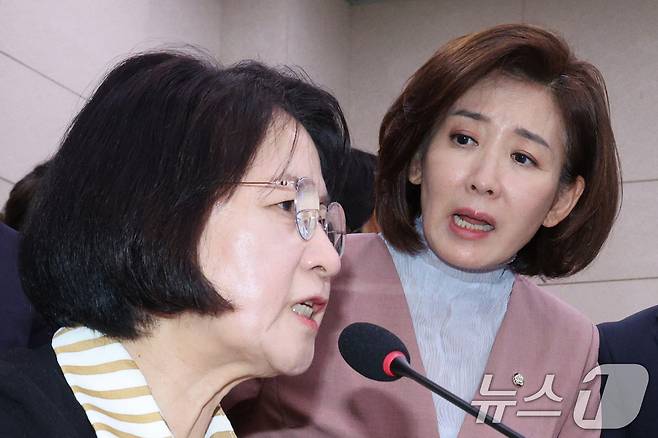 나경원 국민의힘 의원이 22일 서울 여의도 국회 법제사법위원회에서 열린 검찰개혁 입법청문회에서 퇴장 명령을 한 추미애 위원장에게 항의하고 있다. 2025.9.22/뉴스1 ⓒ News1 신웅수 기자