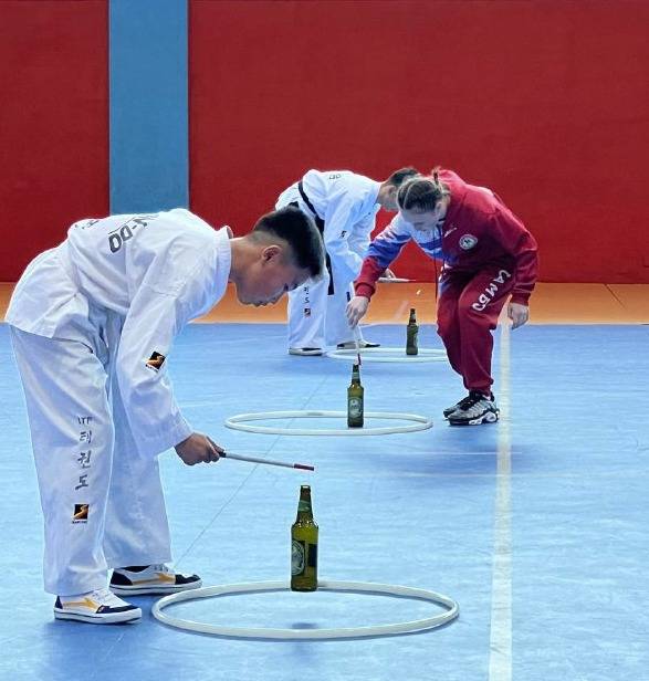 북한 학생들과 같이 전통 놀이 즐기는 러시아 학생들.  (여행사 '보스토크 인투르' 홈페이지 갈무리)