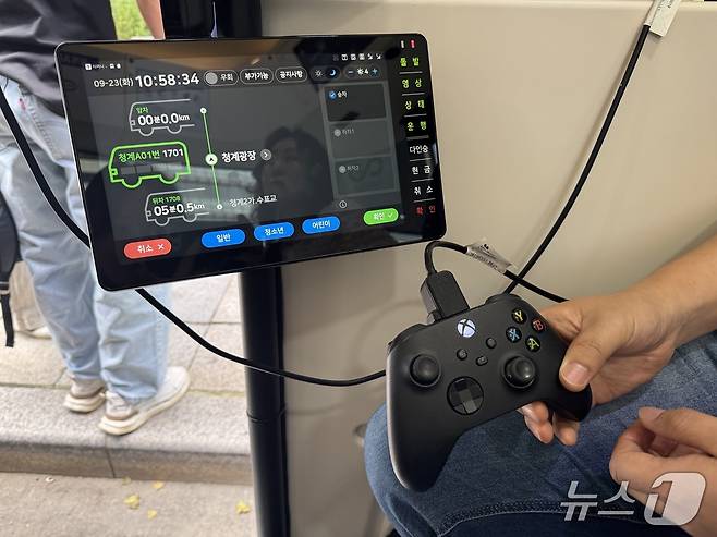 자율주행셔틀 '청계A01' 내부. 안전관리자가 조이스틱으로 수동 조작할 수 있도록 돼 있다. 2025.9.23/뉴스1 ⓒ News1 한지명 기자