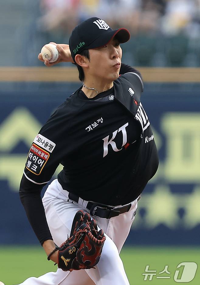 KT 선발 오원석이 29일 오후 서울 송파구 잠실야구장에서 열린 프로야구 '2025 신한 SOL뱅크 KBO 리그' KT 위즈와 LG 트윈스의 경기에서 역투하고 있다. 2025.7.29/뉴스1 ⓒ News1 박정호 기자