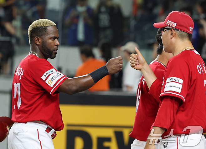 이숭용 SSG 랜더스 감독(오른쪽). /뉴스1 DB ⓒ News1 김기태 기자