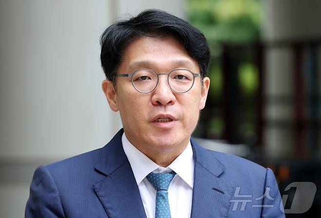 김건희 여사가 연루된 '공천 청탁' 의혹의 핵심 인물 김상민 전 부장검사가 17일 오후 서울 서초구 서초동 서울중앙지방법원에서 열린 구속 전 피의자 심문(영장실질심사)에 출석하며 취재진의 질문에 답하고 있다./뉴스1 ⓒ News1 박정호 기자