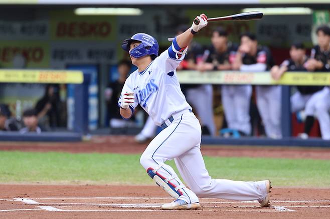 삼성 이재현이 13일 대구삼성라이온즈파크에서 열린 2025 KBO리그 KT와 경기에서 홈런을 터뜨리고 있다. 사진 | 삼성 라이온즈