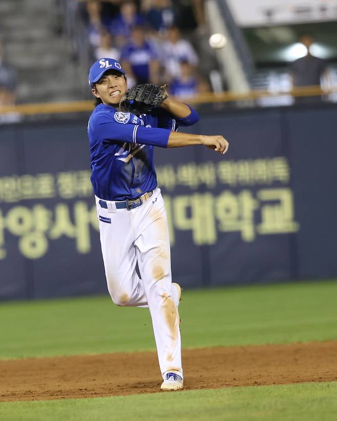 삼성 이재현이 잠실구장에서 열린 2025 KBO리그 두산전에서 땅볼을 처리하고 있다. 사진 | 삼성 라이온즈