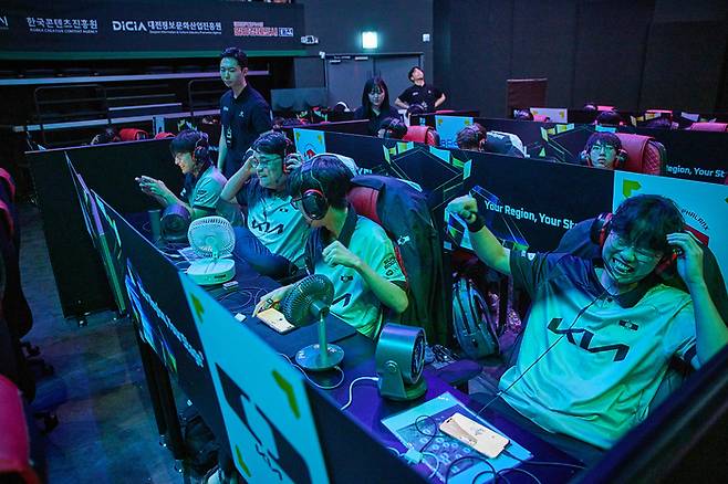 디플러스 기아 대전e스포츠 경기장에서 열린 2025 KEL 배틀그라운드 모바일 결선에서 치킨을 뜯은 후 환호하고 있다. 사진 | 한국e스포츠협회