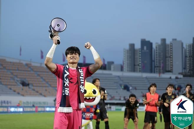 수원FC 골키퍼 황재윤이 21일 수원종합운동장에서 강원전 승리 후 환호하고 있다. 제공 | 한국프로축구연맹