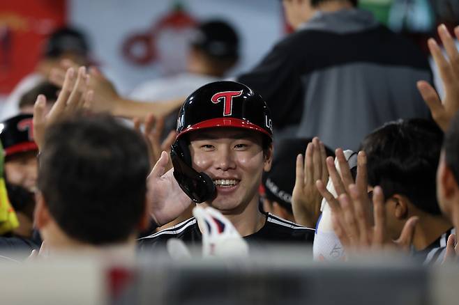 LG 홍창기가 18일 수원케이티위즈파크에서 열린 2025 KBO리그 정규시즌 KT와 더블헤더 2차전서 득점 후 더그아웃으로 들어오며 동료들과 하이파이브를 하고 있다. 사진 | LG 트윈스