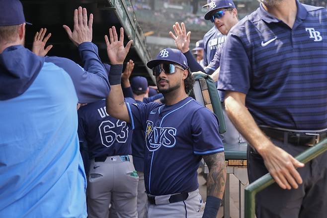 탬파베이 선수들이 더그아웃에서 하이파이브를 하고 있다. 사진 | AP 연합뉴스