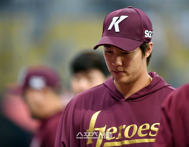 키움 안우진이 서울 고척스카이돔에서 열린 2023 KBO리그 NC전에서 8-4로 승리한 뒤 퇴장하고 있다. 사진 | 스포츠서울DB