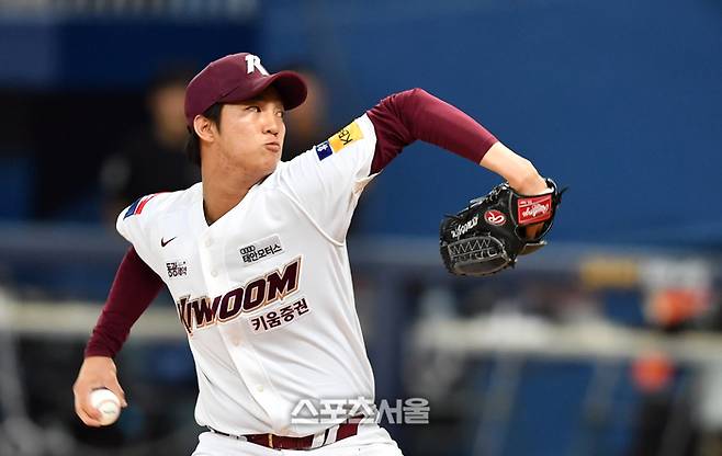 키움 안우진이 18일 서울 고척스카이돔에서 열린 2023 KBO리그 두산전에서 연패 탈출을 위해 역투를 펼치고 있다. 사진 | 스포츠서울DB