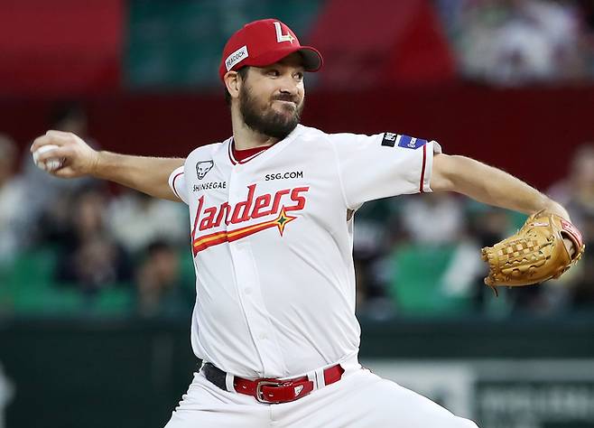 SSG 앤더슨이 22일 인천SSG랜더스필드에서 열린 2025 KBO리그 정규시즌 두산전에서 역투하고 있다. 사진 | SSG 랜더스