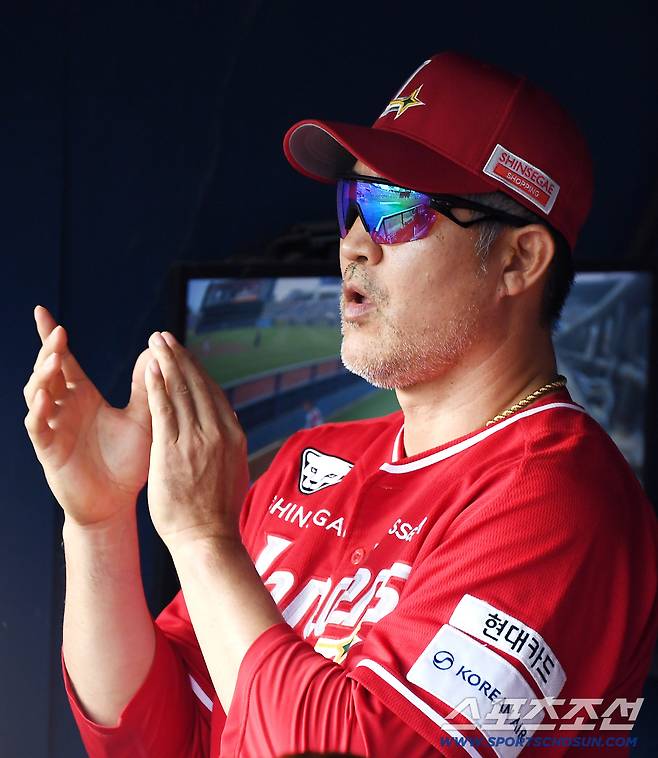 7일 서울 잠실구장에서 열린 SSG-LG전. SSG 이숭용 감독이 경기를 지켜보고 있다.  잠실=정재근 기자 cjg@sportschosun.com/2025.9.7/