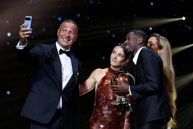 Paris Saint-Germain's French forward Ousmane Dembele and Barcelona's Spanish midfielder and Ballon d?Or 2024 winner Aitana Bonmati<저작권자(c) AFP연합뉴스, 무단 전재-재배포, AI 학습 및 활용 금지>