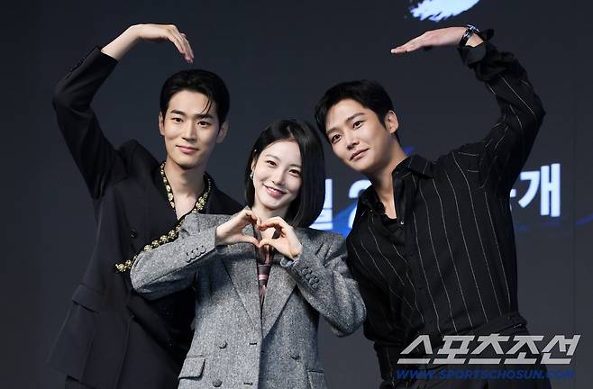 디즈니+ '탁류' 제작발표회가 23일 서울 강남구 논현동 엘리에나 호텔에서 열렸다. 박서함, 신예은, 로운이 포토타임을 갖고 있다. 논현동=박재만 기자 pjm@sportschosun.com/2025.09.23/