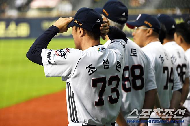 16일 잠실구장에서 열린 두산 베어스와 키움 히어로즈의 경기. 두산 조성환 감독대행이 경기를 준비하고 있다. 잠실=박재만 기자 pjm@sportschosun.com/2025.09.16/