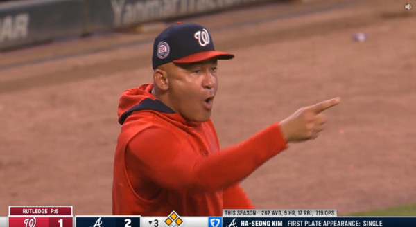 판정에 격분하는 카이로 감독대행. ⓒMLB.COM