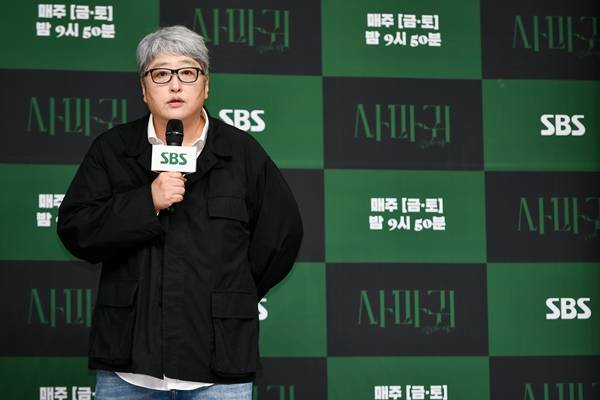 SBS 금토드라마 '사마귀: 살인자의 외출' 제작발표회에 참석한 변영주 감독 ⓒSBS