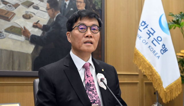 이창용 한국은행 총재가 최근 부동산 가격을 잡기 위해 정부의 추가 대책 필요성을 강조하고 나섰다. 부동산 가격이 안정돼야 기준금리 인하와 같은 통화정책을 원할히 할 수 있다는 지적이다. /뉴시스