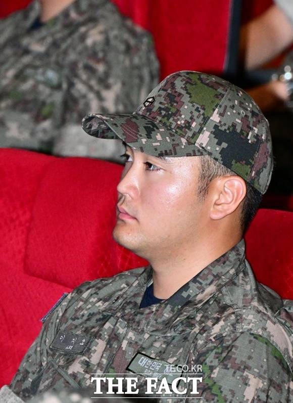 이지호 씨가 제139기 해군 사관후보생 입교식에 참석하고 있다. /뉴시스