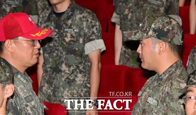 이지호 씨가 대대장과 악수하고 있다. /뉴시스