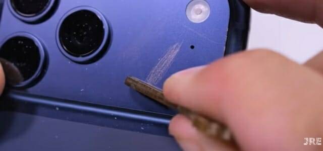 IT 유튜버 제리릭에브리띵이 아이폰17 프로의 내구성을 테스트하는 모습 (사진=유튜브 @JerryRigEverything