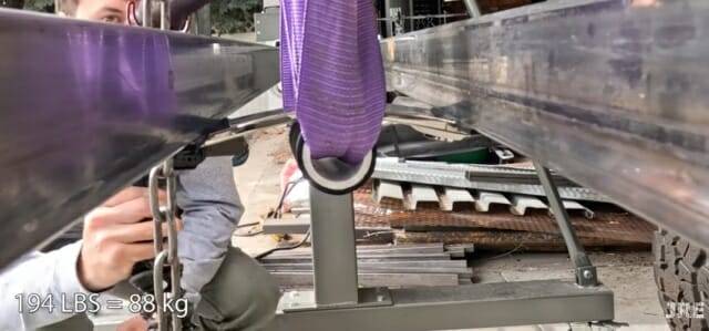 기계를 활용해 아이폰 에어가 90kg 이상의 힘을 가하는 모습 (사진=유튜브 제리릭에브리띵)