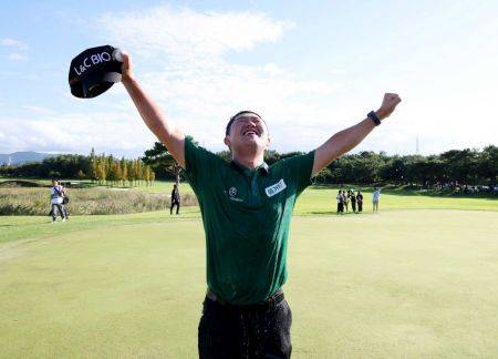 박성국이 골프존 오픈 우승 직후 환호하고 있다. KPGA 제공