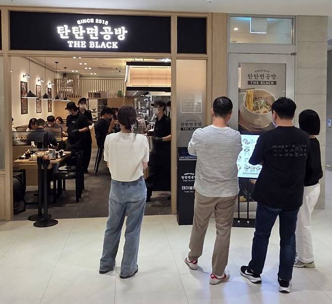 22일 점심시간 원그로브의 한 식당에서 입장을 기다리고 있는 사람들. 오유교 기자.